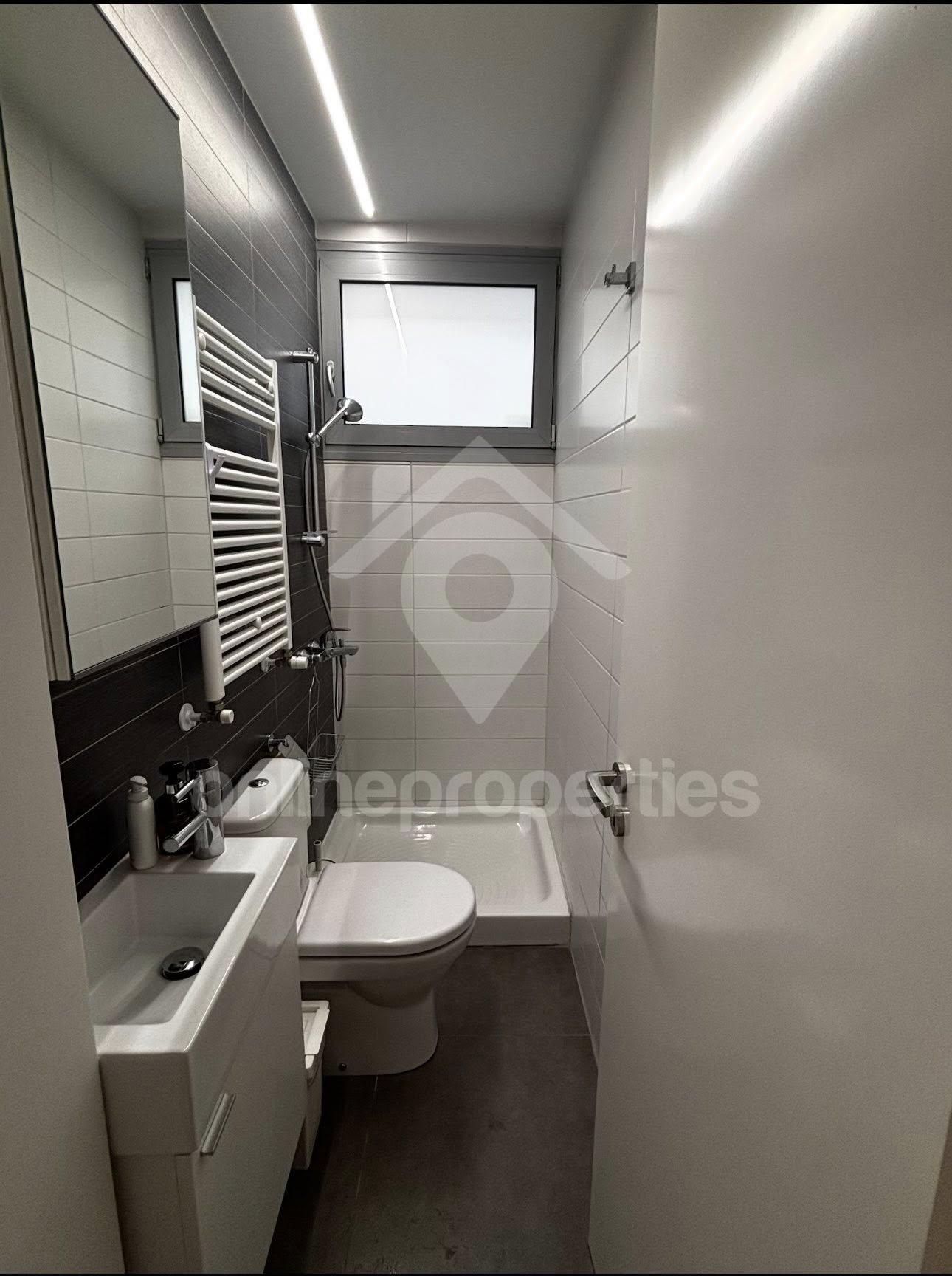 To change image, hover mouse over thumbnails below