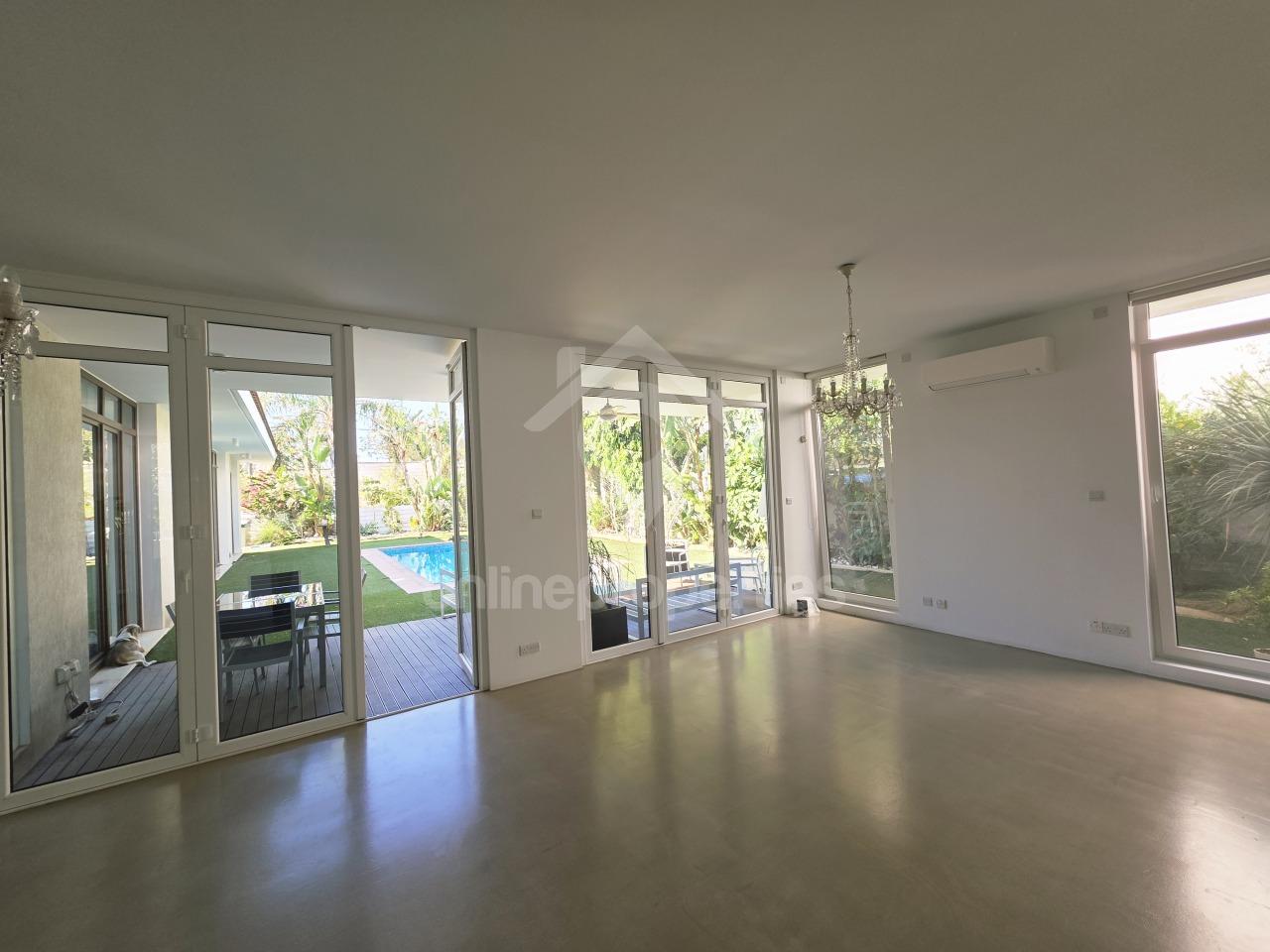 To change image, hover mouse over thumbnails below