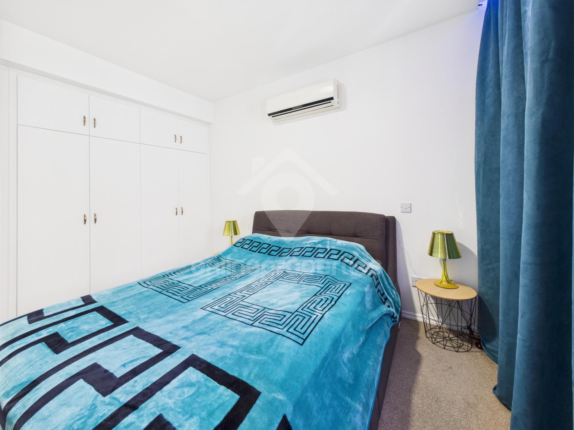 To change image, hover mouse over thumbnails below