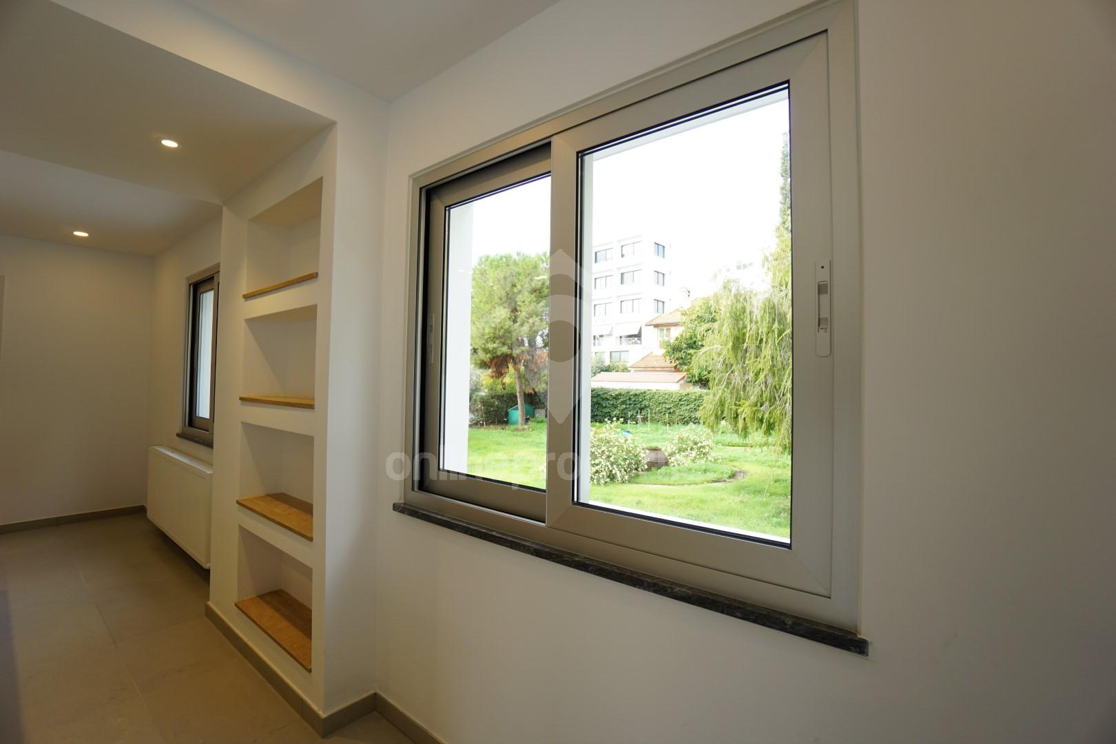 To change image, hover mouse over thumbnails below