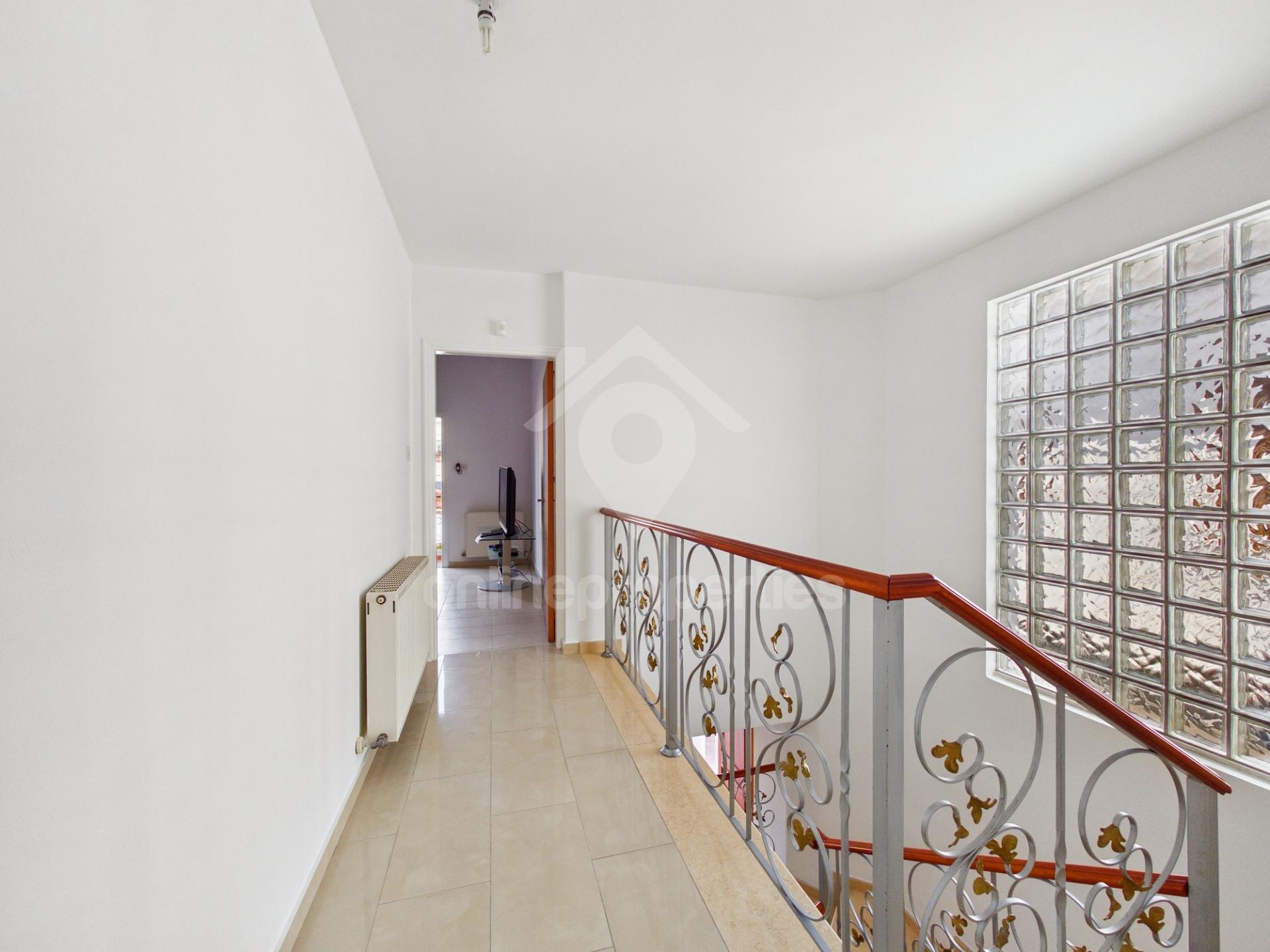 To change image, hover mouse over thumbnails below