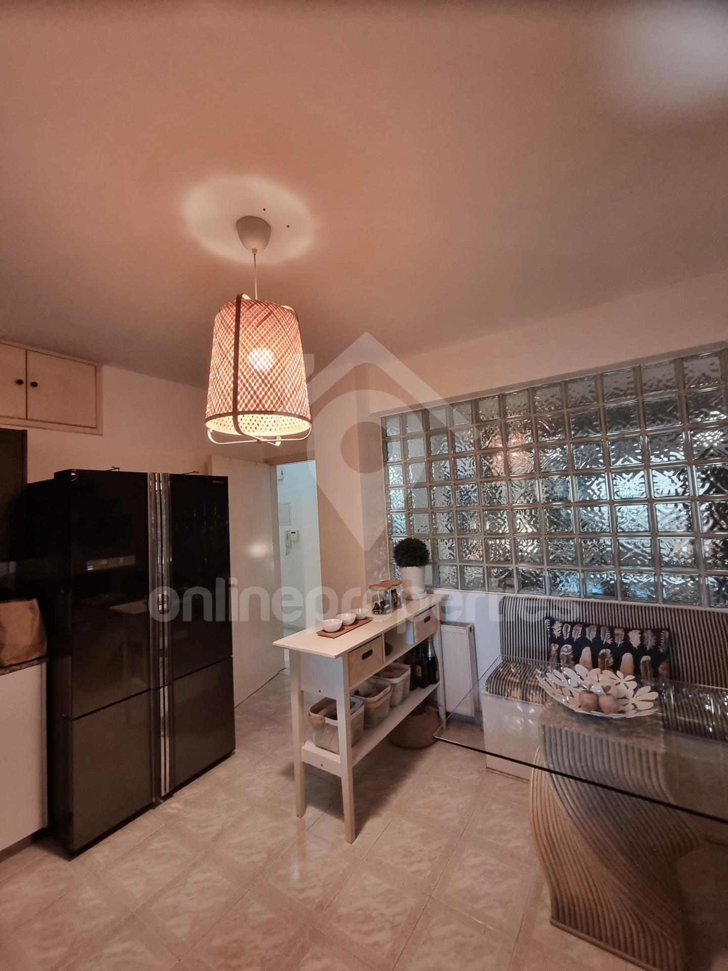 To change image, hover mouse over thumbnails below