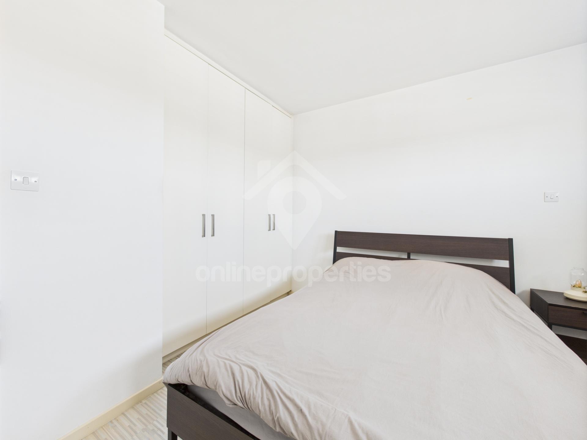 To change image, hover mouse over thumbnails below