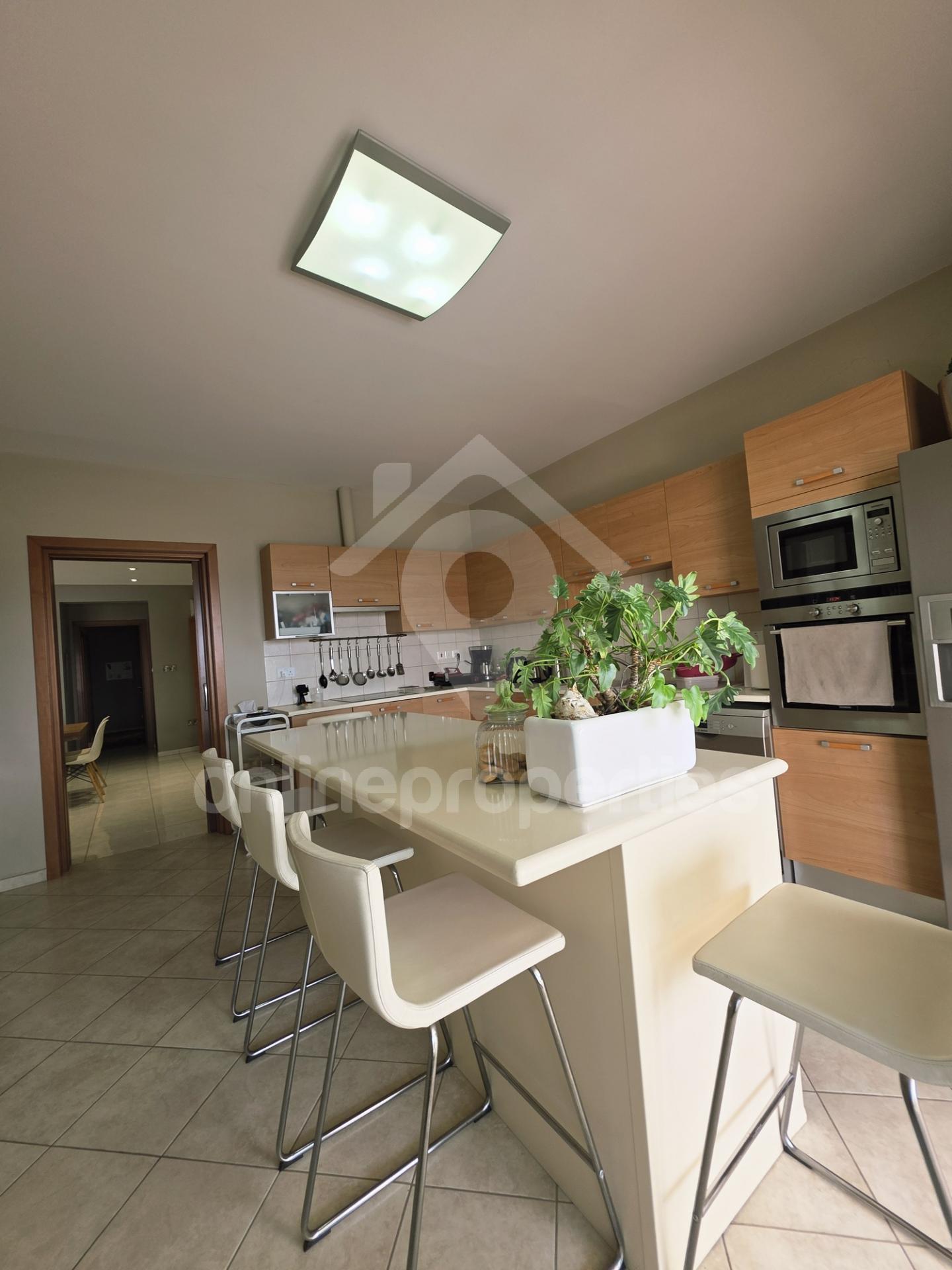 To change image, hover mouse over thumbnails below