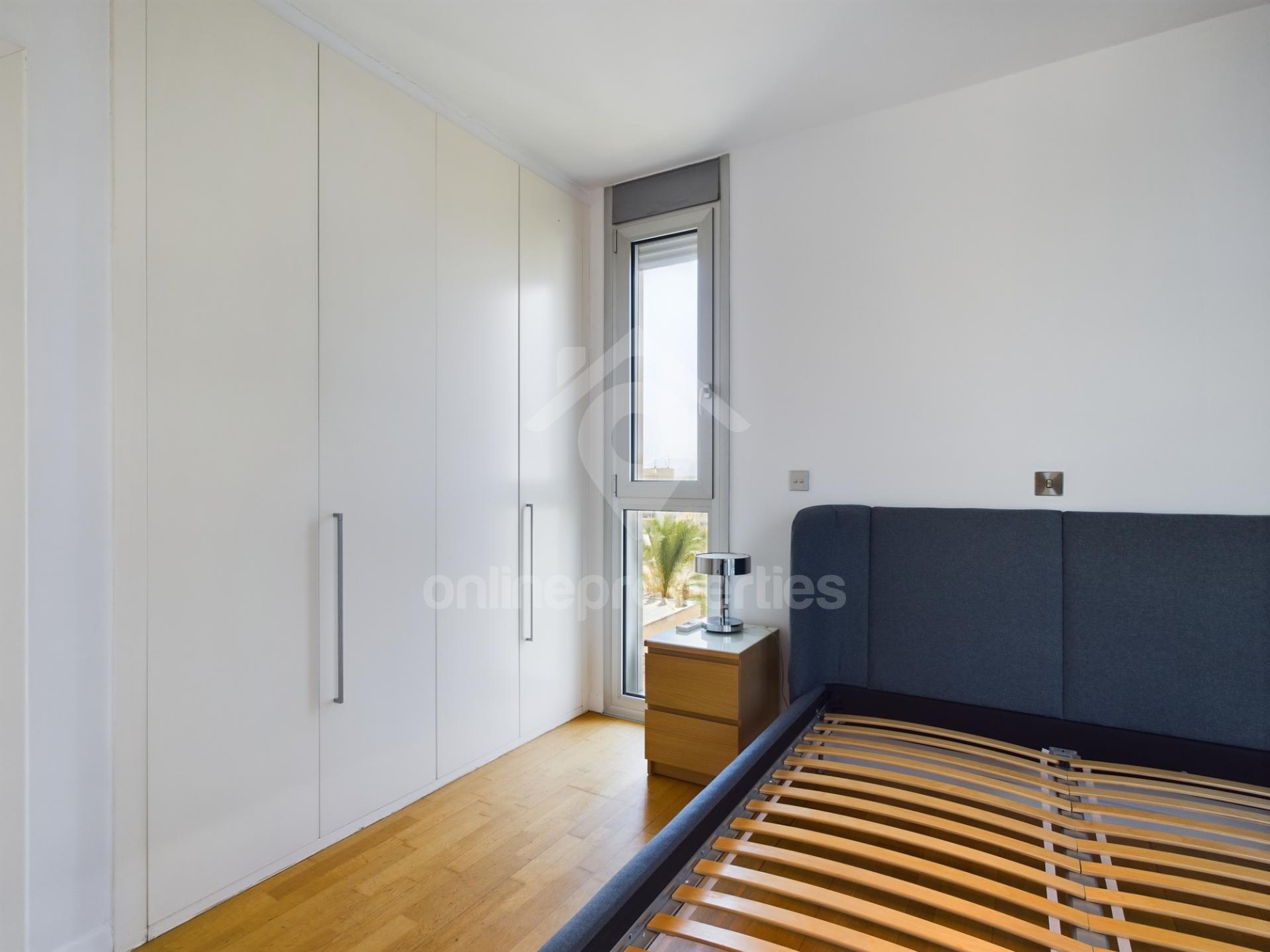 To change image, hover mouse over thumbnails below