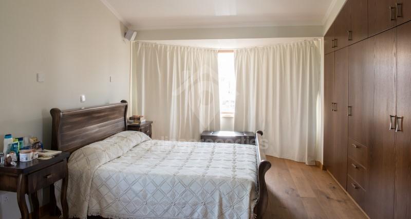 To change image, hover mouse over thumbnails below