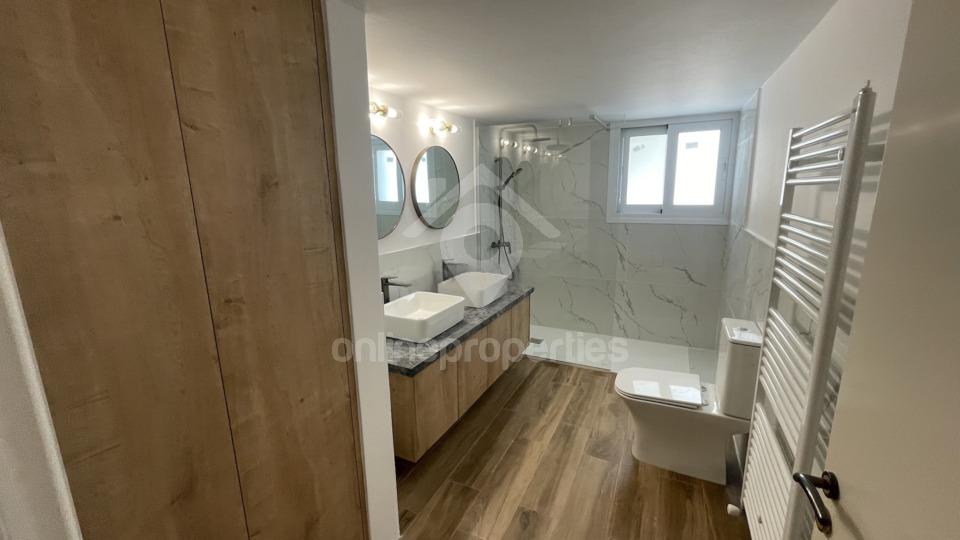 To change image, hover mouse over thumbnails below