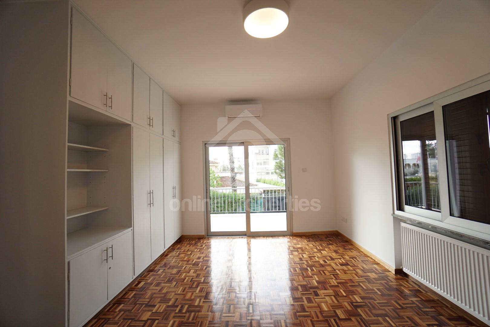 To change image, hover mouse over thumbnails below