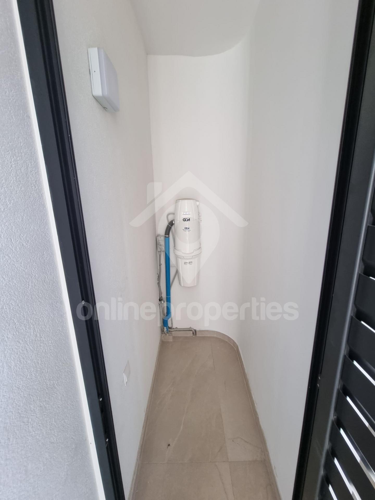 To change image, hover mouse over thumbnails below