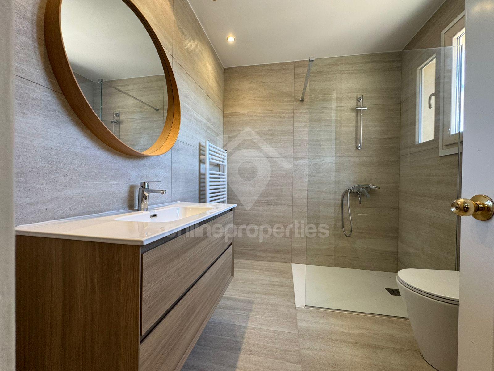 To change image, hover mouse over thumbnails below