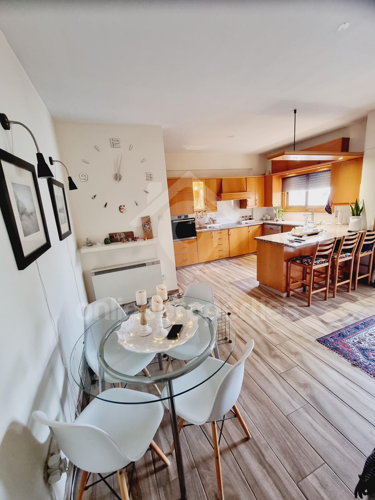 To change image, hover mouse over thumbnails below