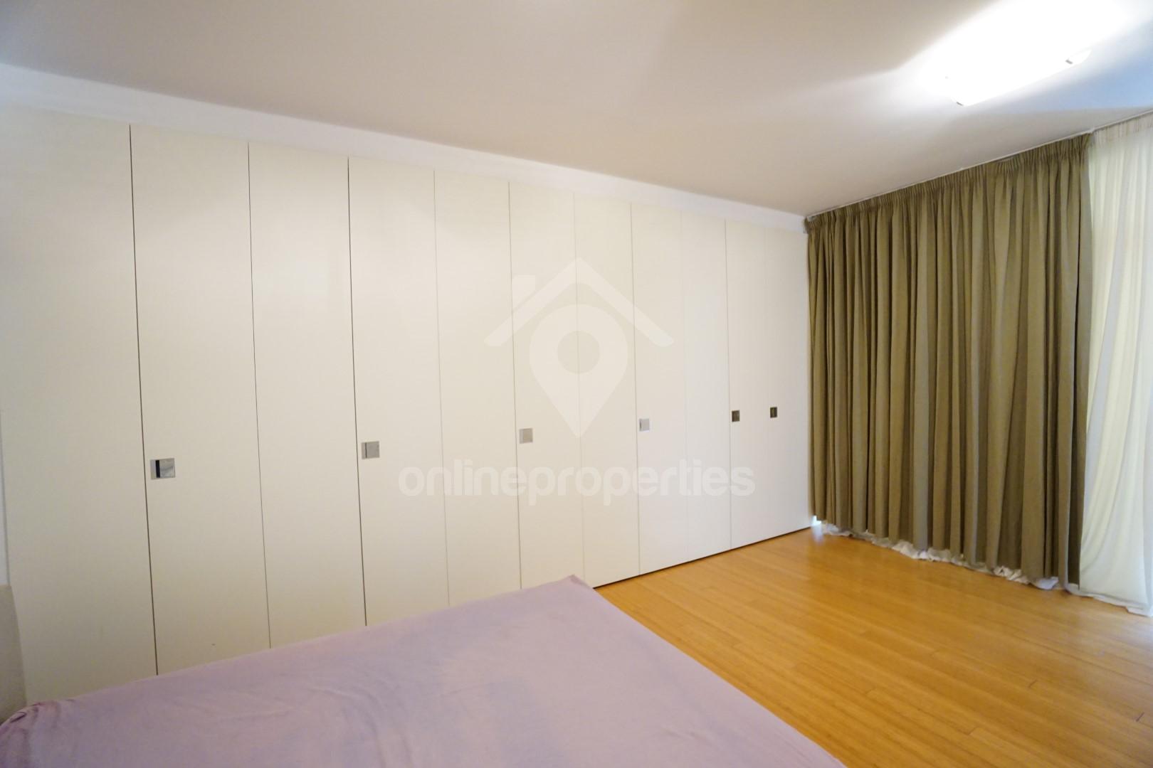 To change image, hover mouse over thumbnails below