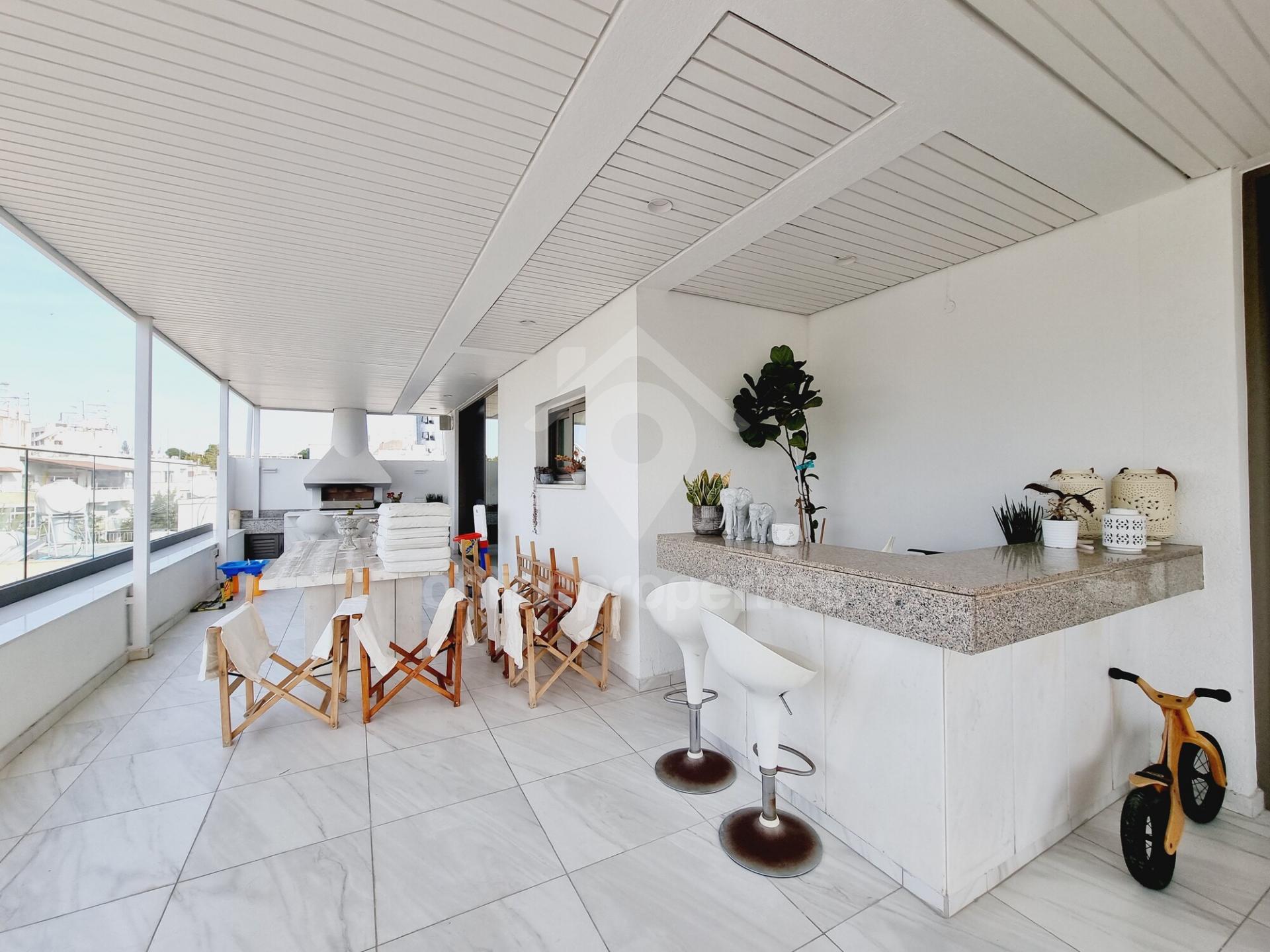 To change image, hover mouse over thumbnails below