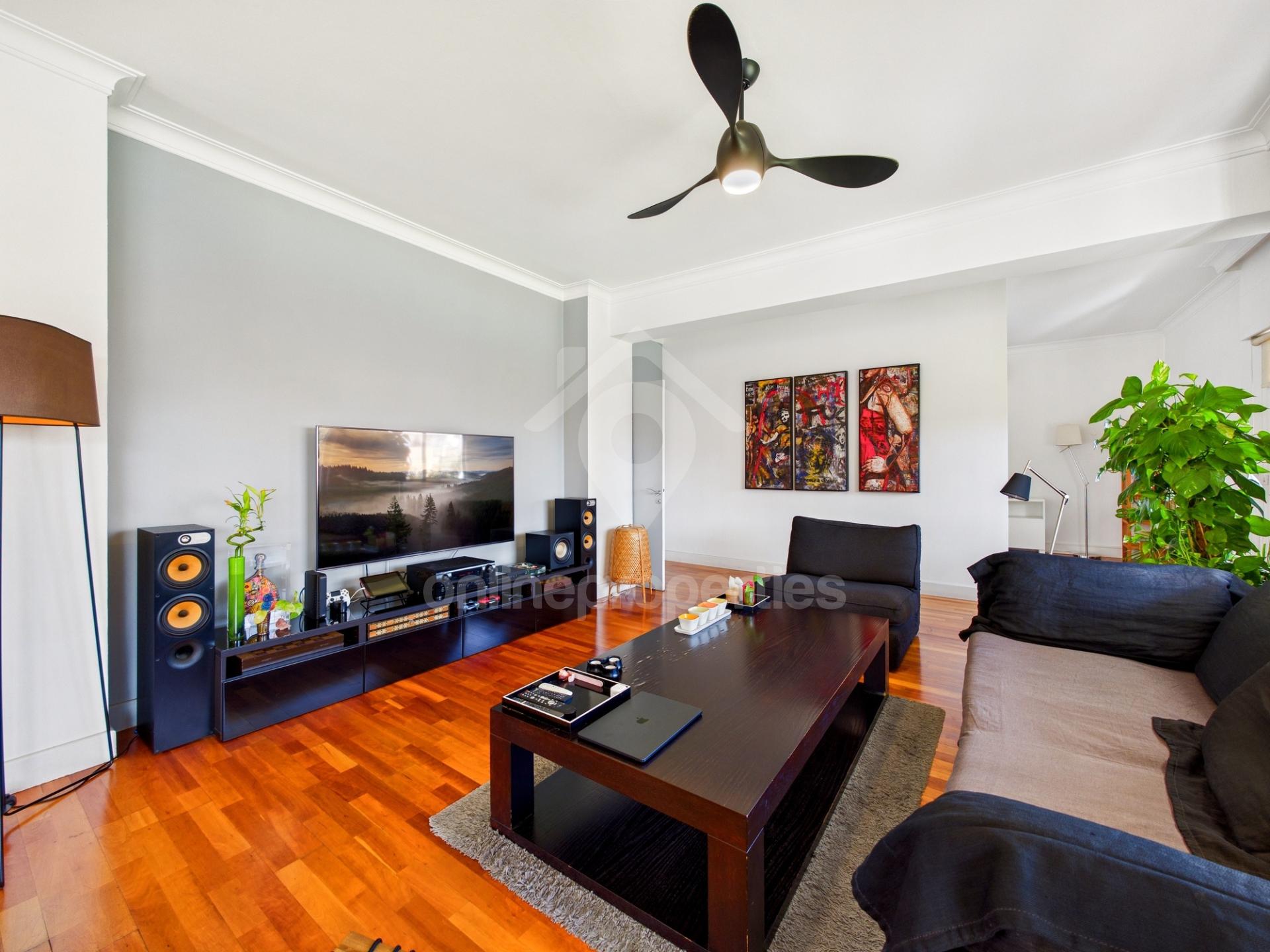 To change image, hover mouse over thumbnails below