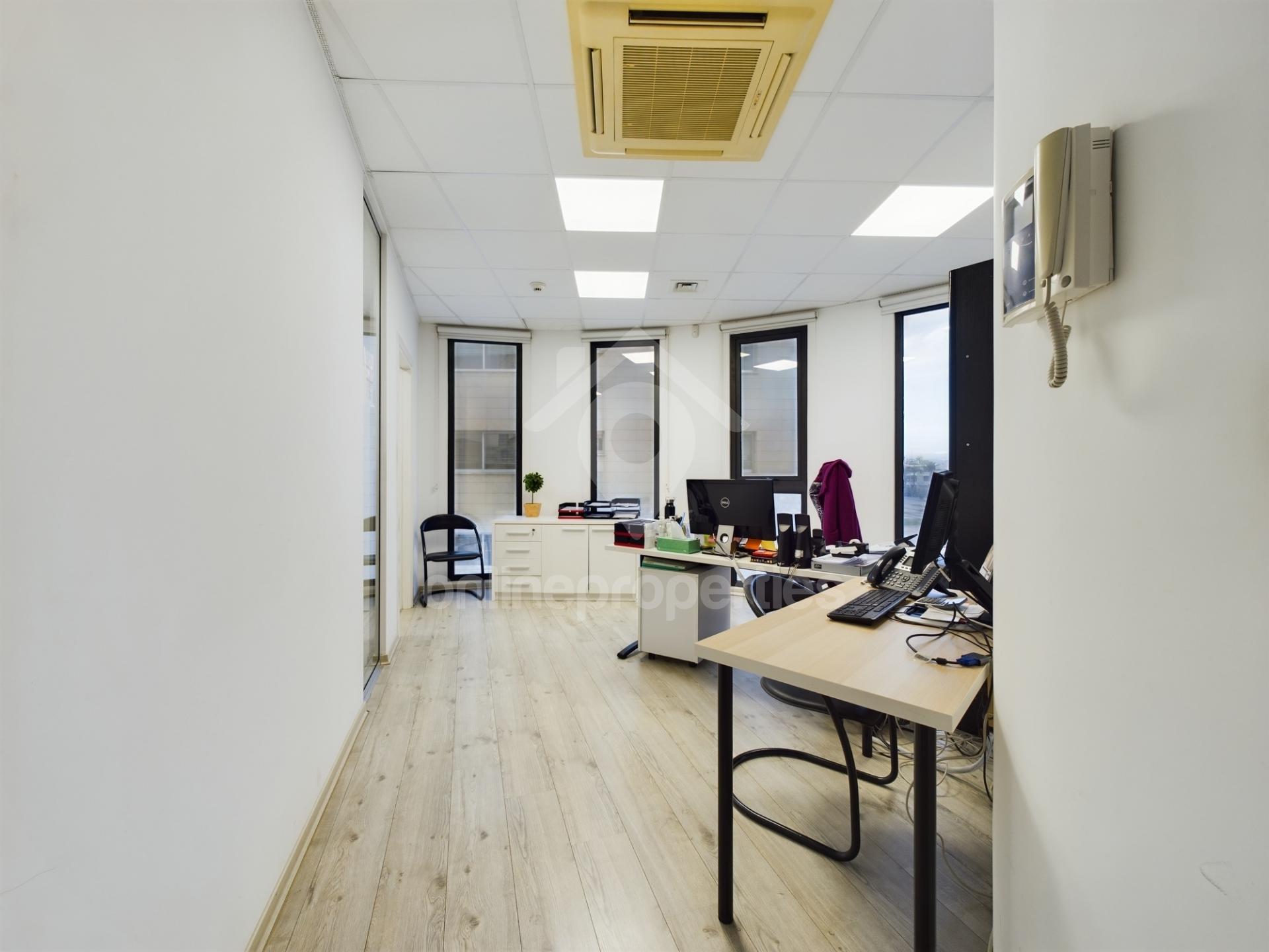 To change image, hover mouse over thumbnails below