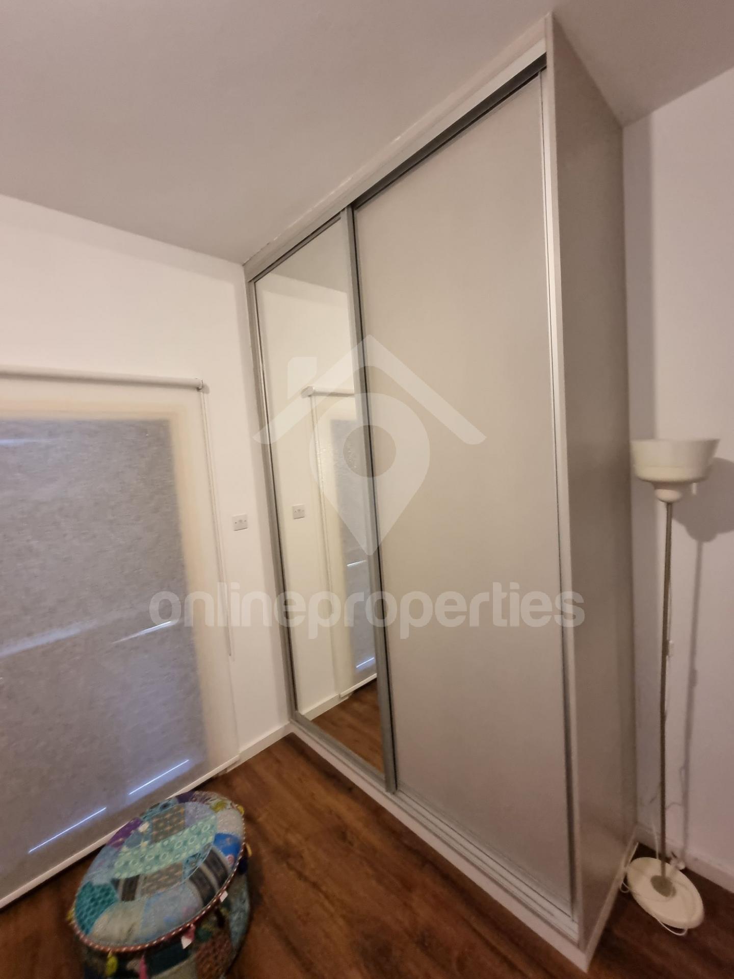 To change image, hover mouse over thumbnails below