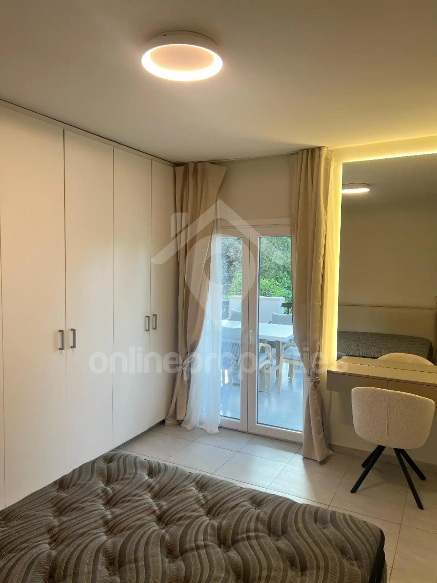 To change image, hover mouse over thumbnails below