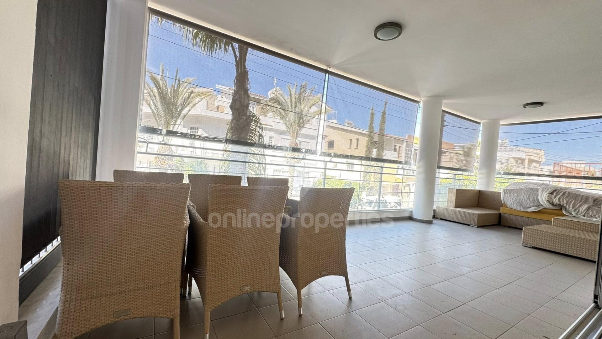 To change image, hover mouse over thumbnails below