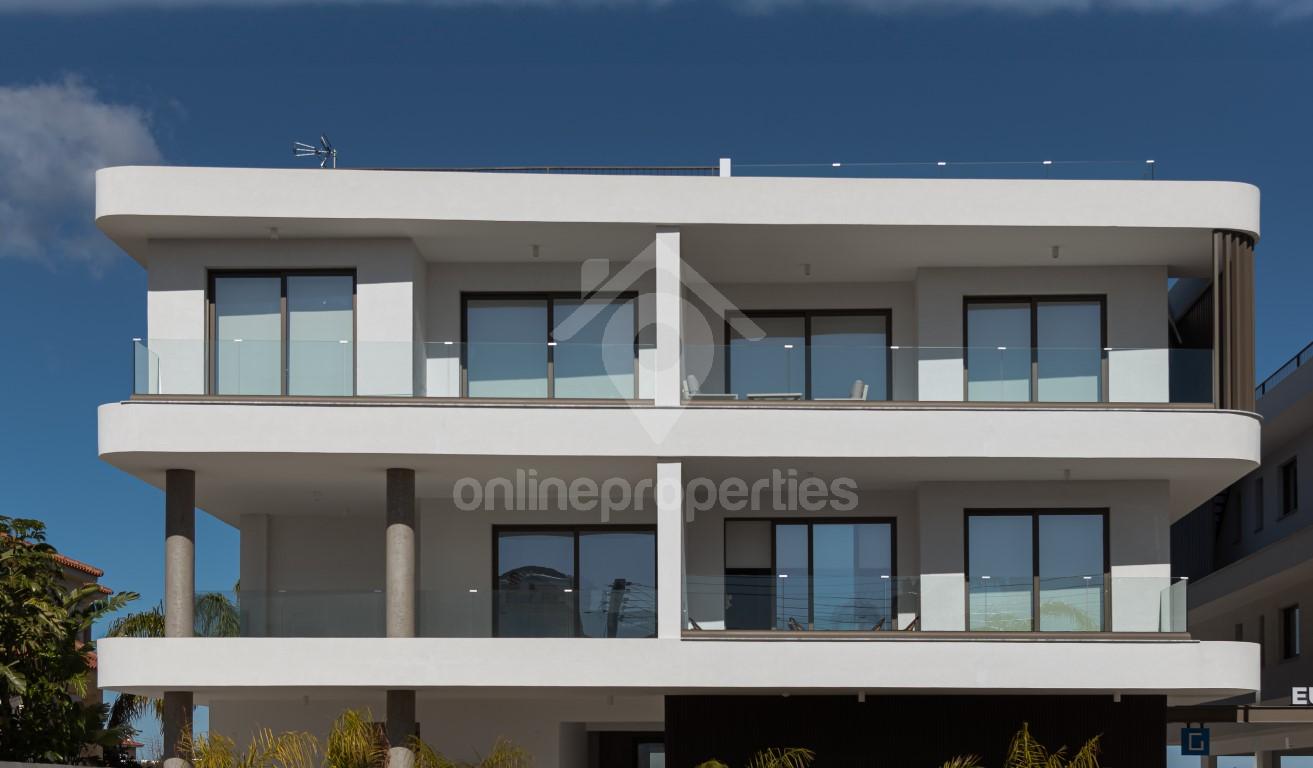 To change image, hover mouse over thumbnails below