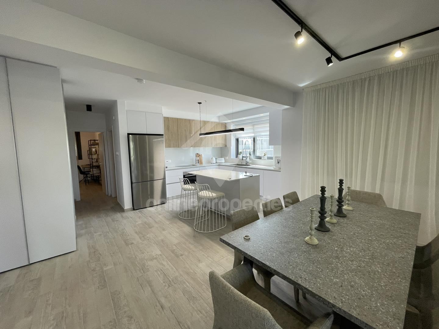 To change image, hover mouse over thumbnails below