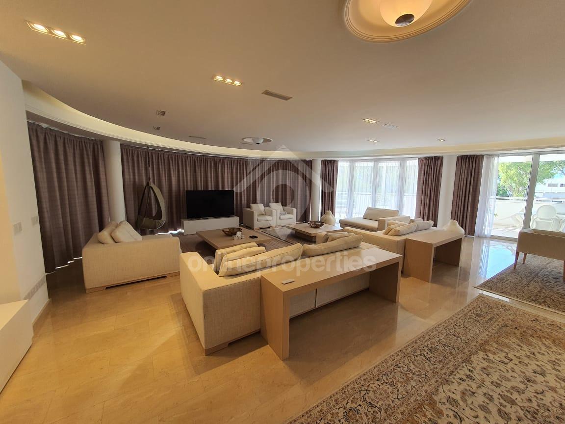 To change image, hover mouse over thumbnails below