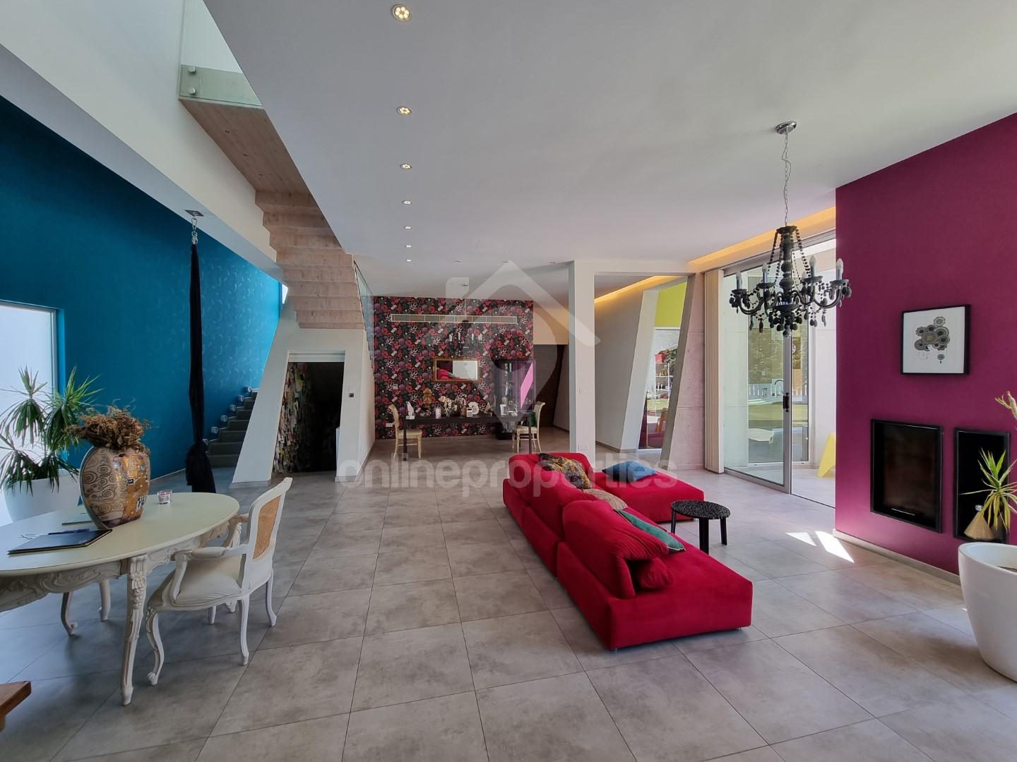 To change image, hover mouse over thumbnails below