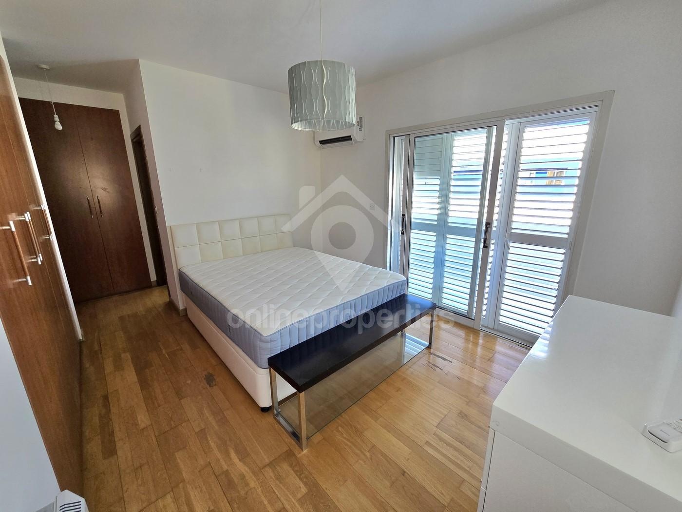 To change image, hover mouse over thumbnails below