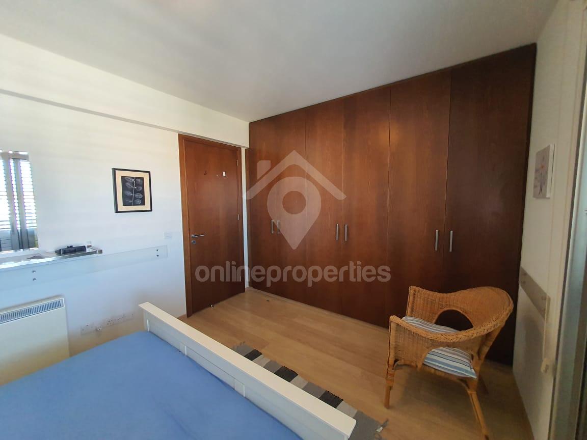 To change image, hover mouse over thumbnails below