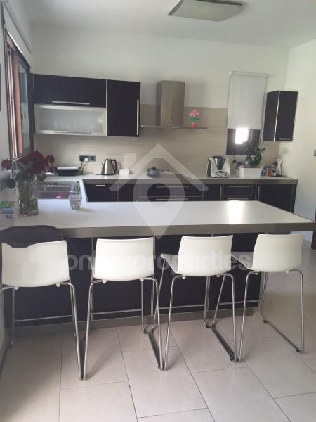 To change image, hover mouse over thumbnails below