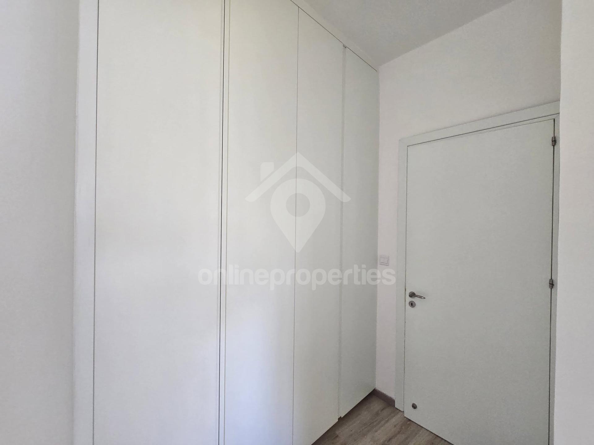 To change image, hover mouse over thumbnails below