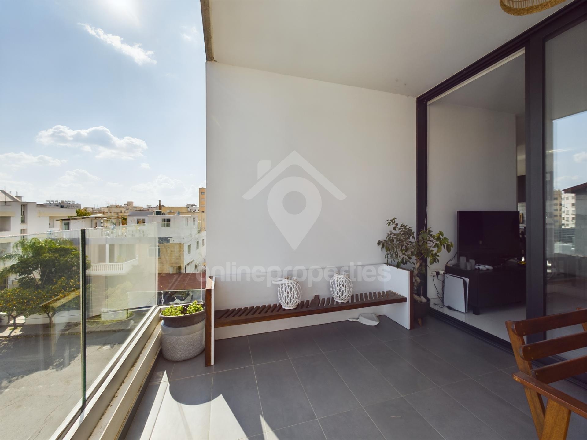 To change image, hover mouse over thumbnails below