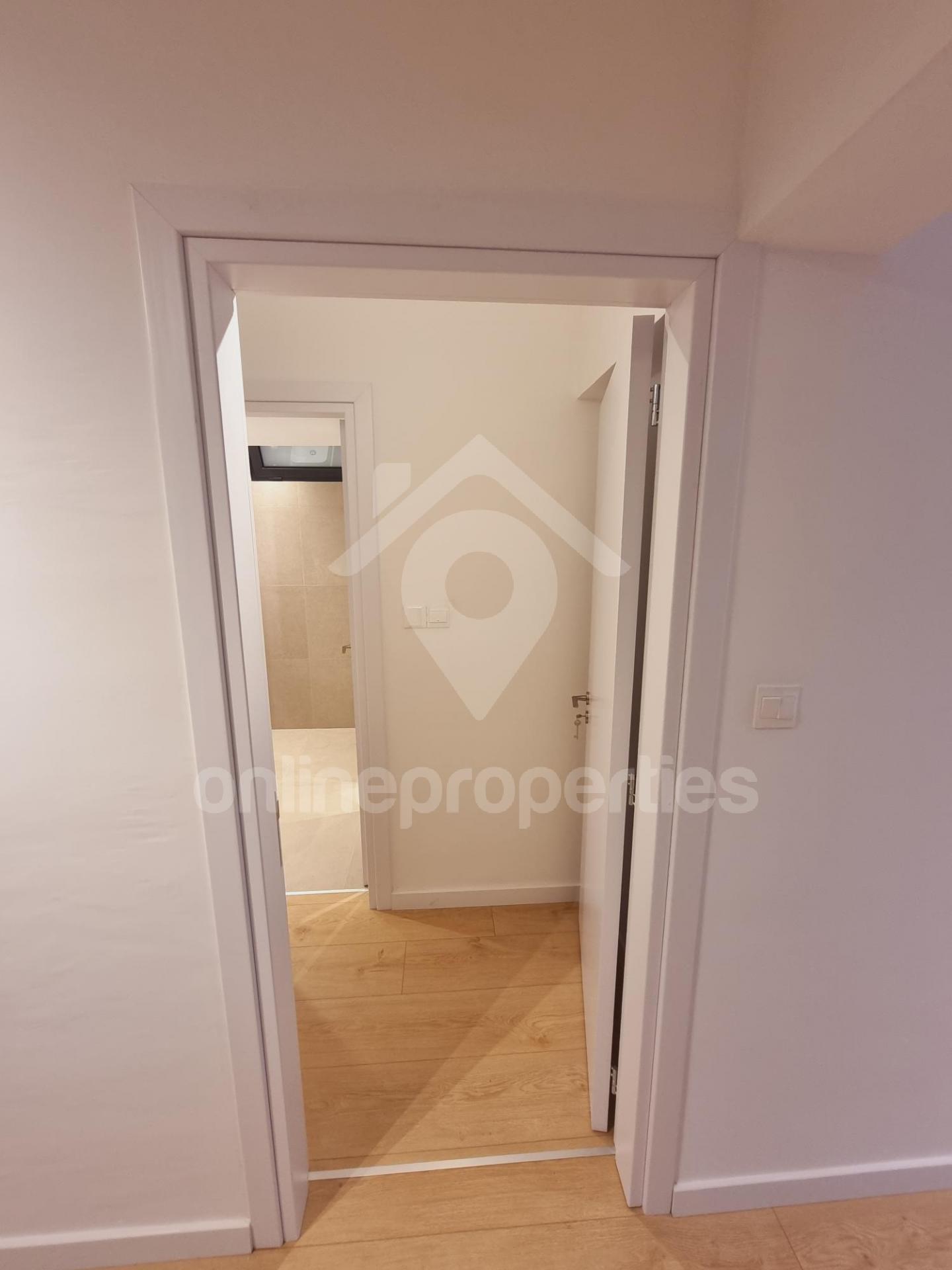 To change image, hover mouse over thumbnails below