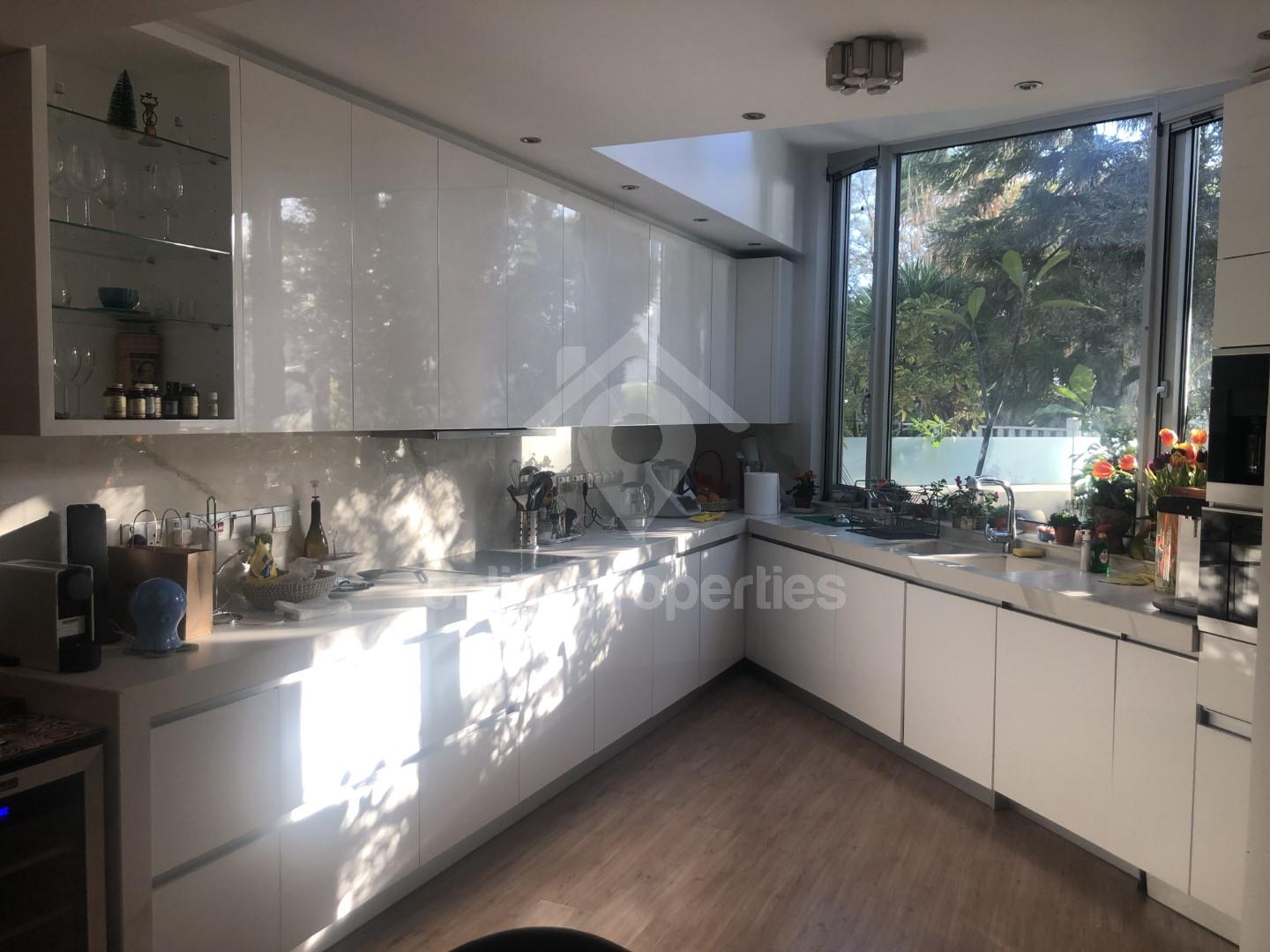 To change image, hover mouse over thumbnails below