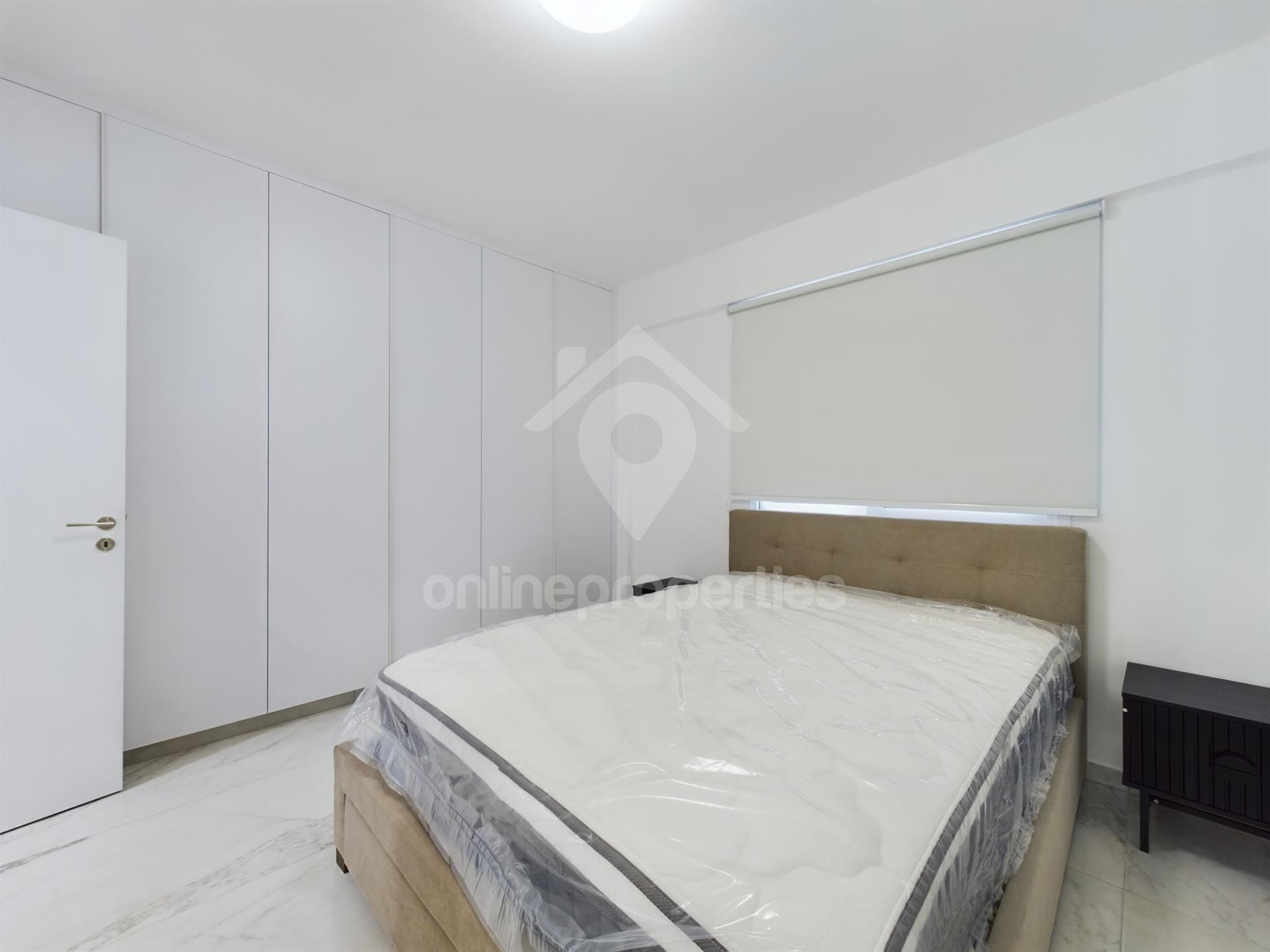 To change image, hover mouse over thumbnails below