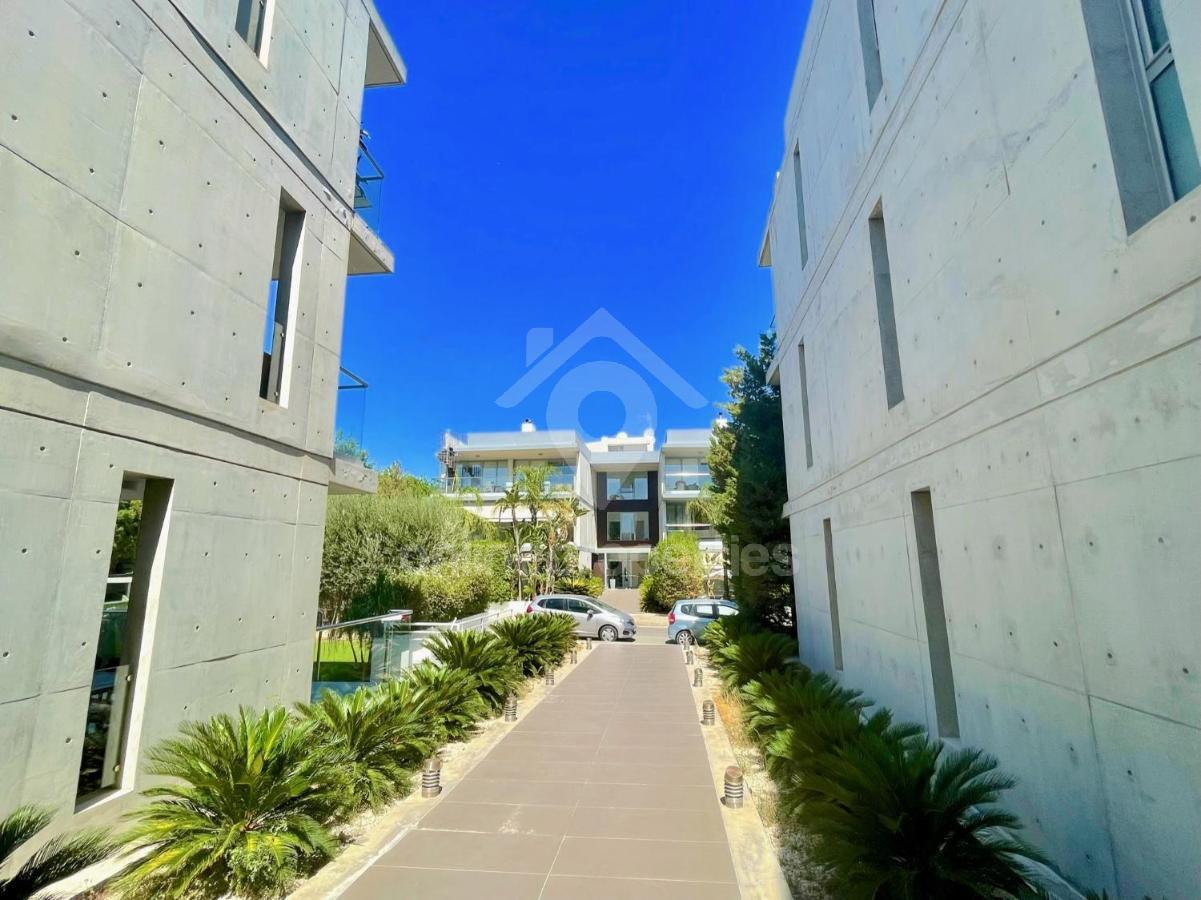 To change image, hover mouse over thumbnails below