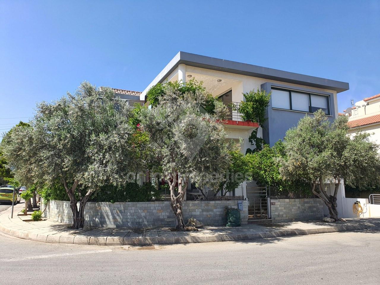 Great opportunity for this beautiful 4bedrooms house with an extra studio on the ground