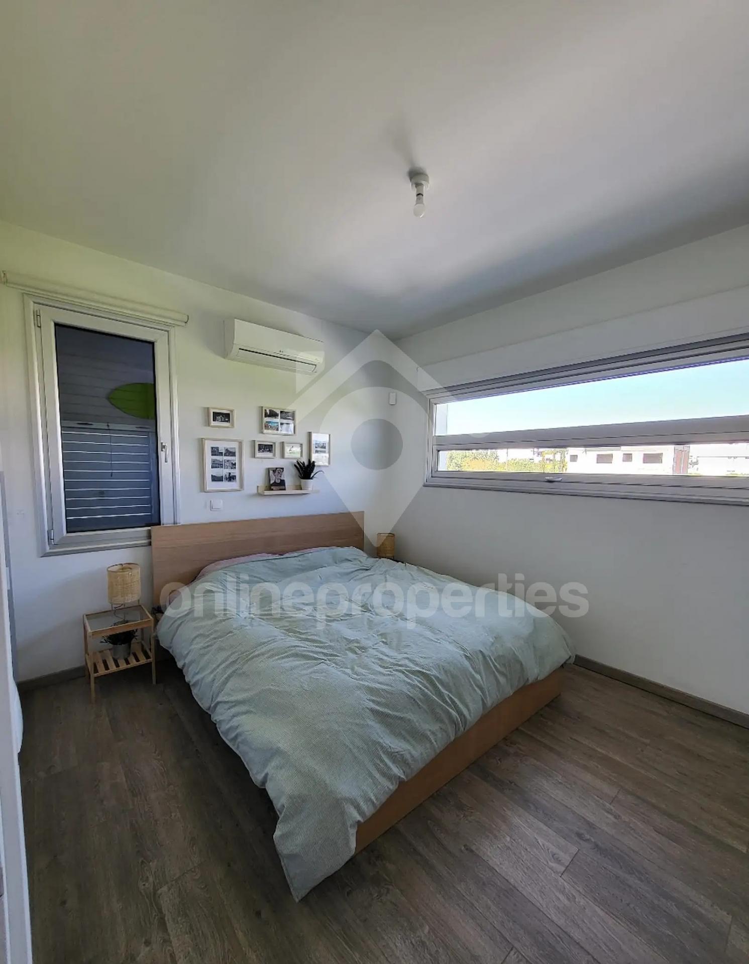 To change image, hover mouse over thumbnails below