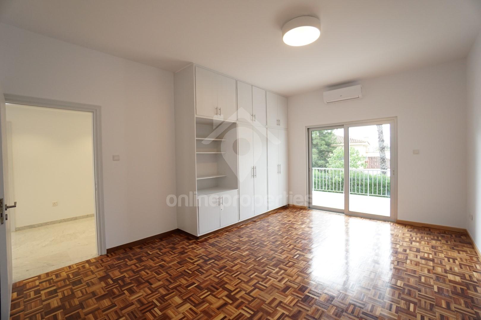 To change image, hover mouse over thumbnails below