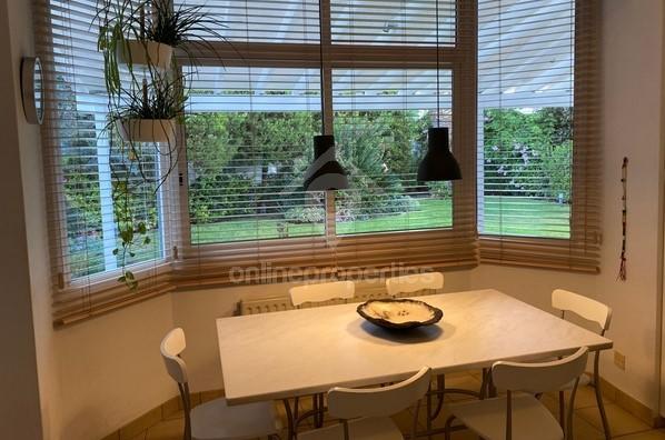 To change image, hover mouse over thumbnails below