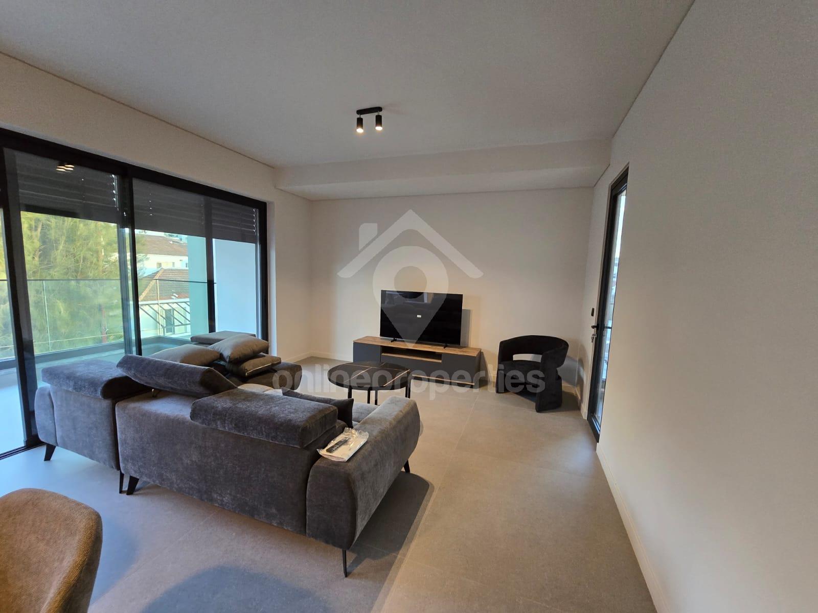 To change image, hover mouse over thumbnails below