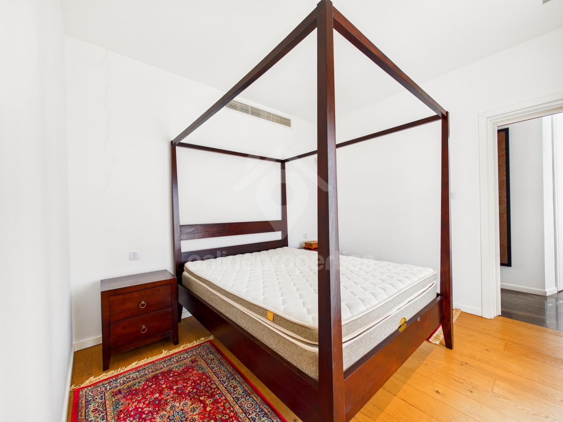 To change image, hover mouse over thumbnails below