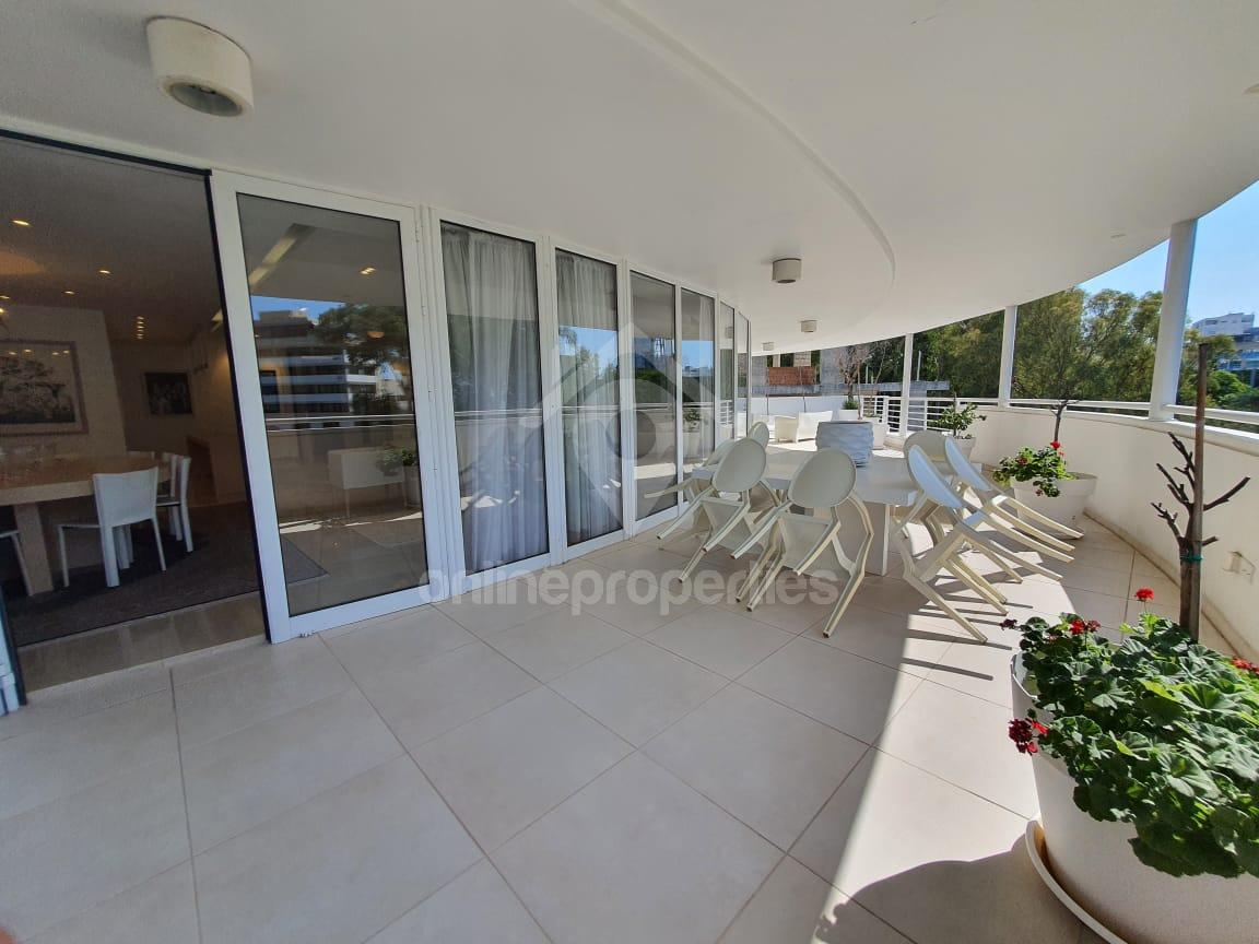 To change image, hover mouse over thumbnails below