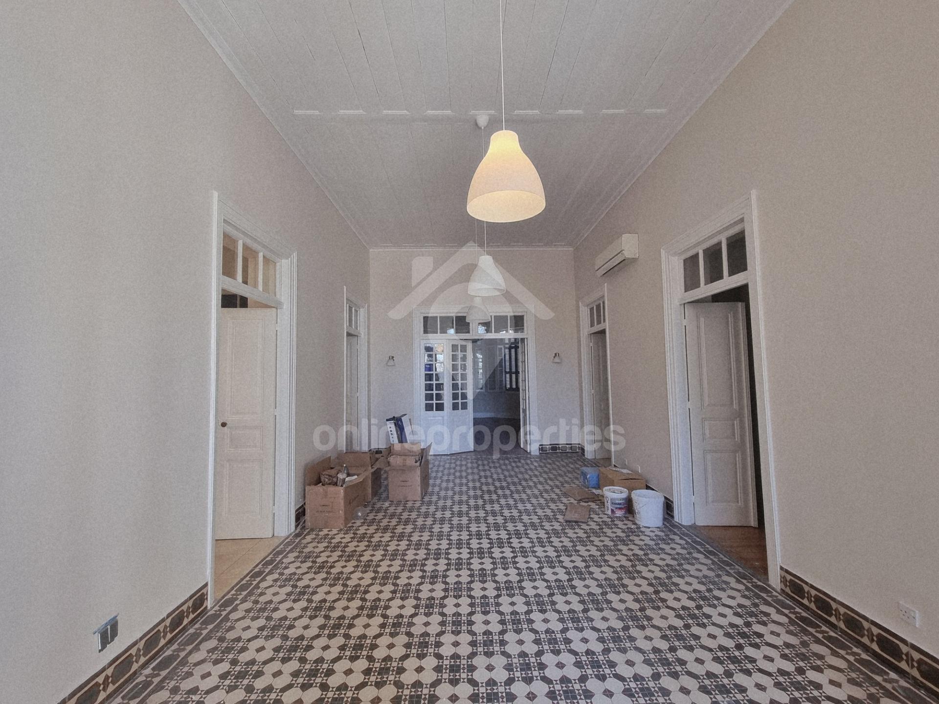 To change image, hover mouse over thumbnails below