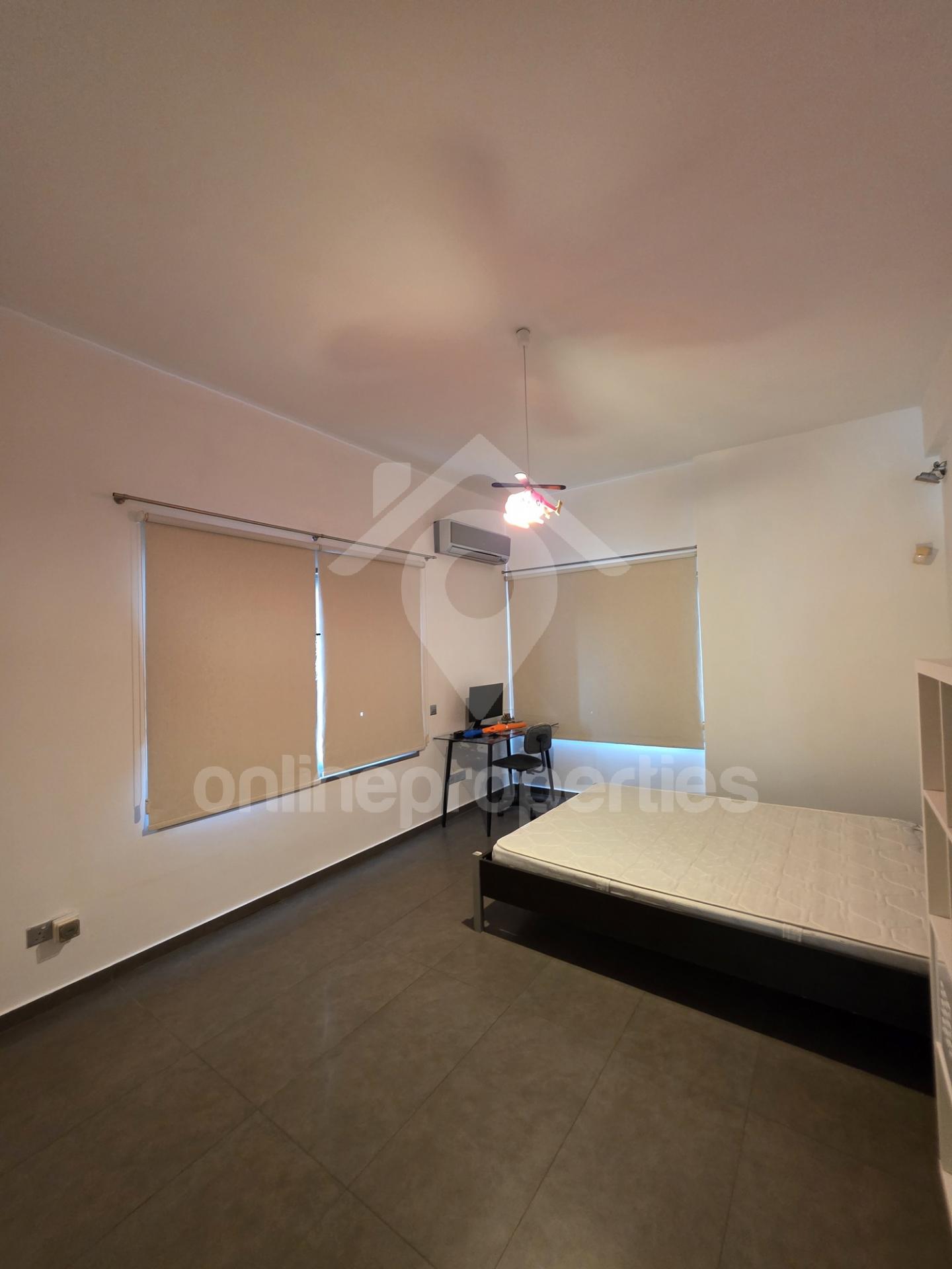 To change image, hover mouse over thumbnails below