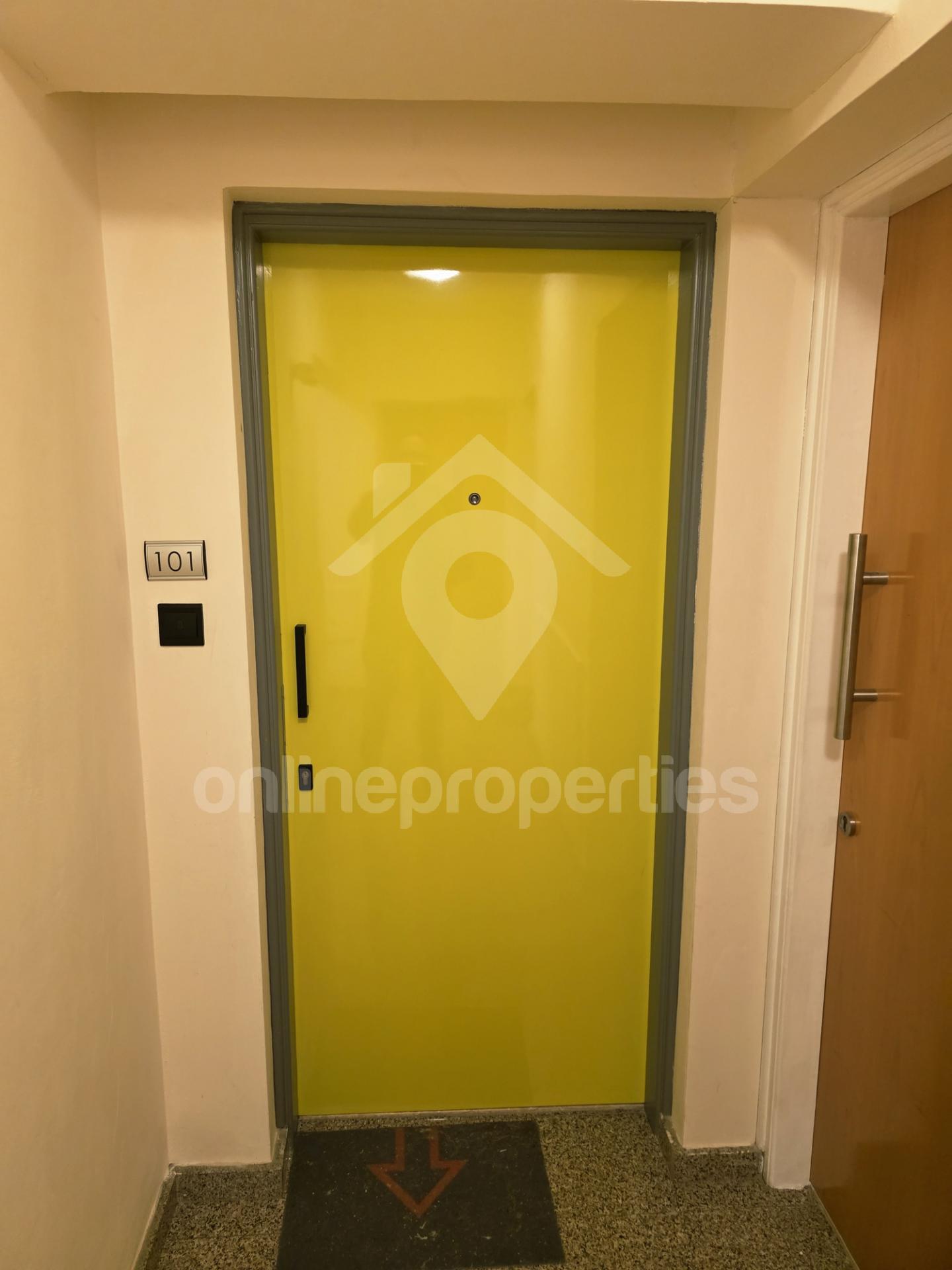 To change image, hover mouse over thumbnails below