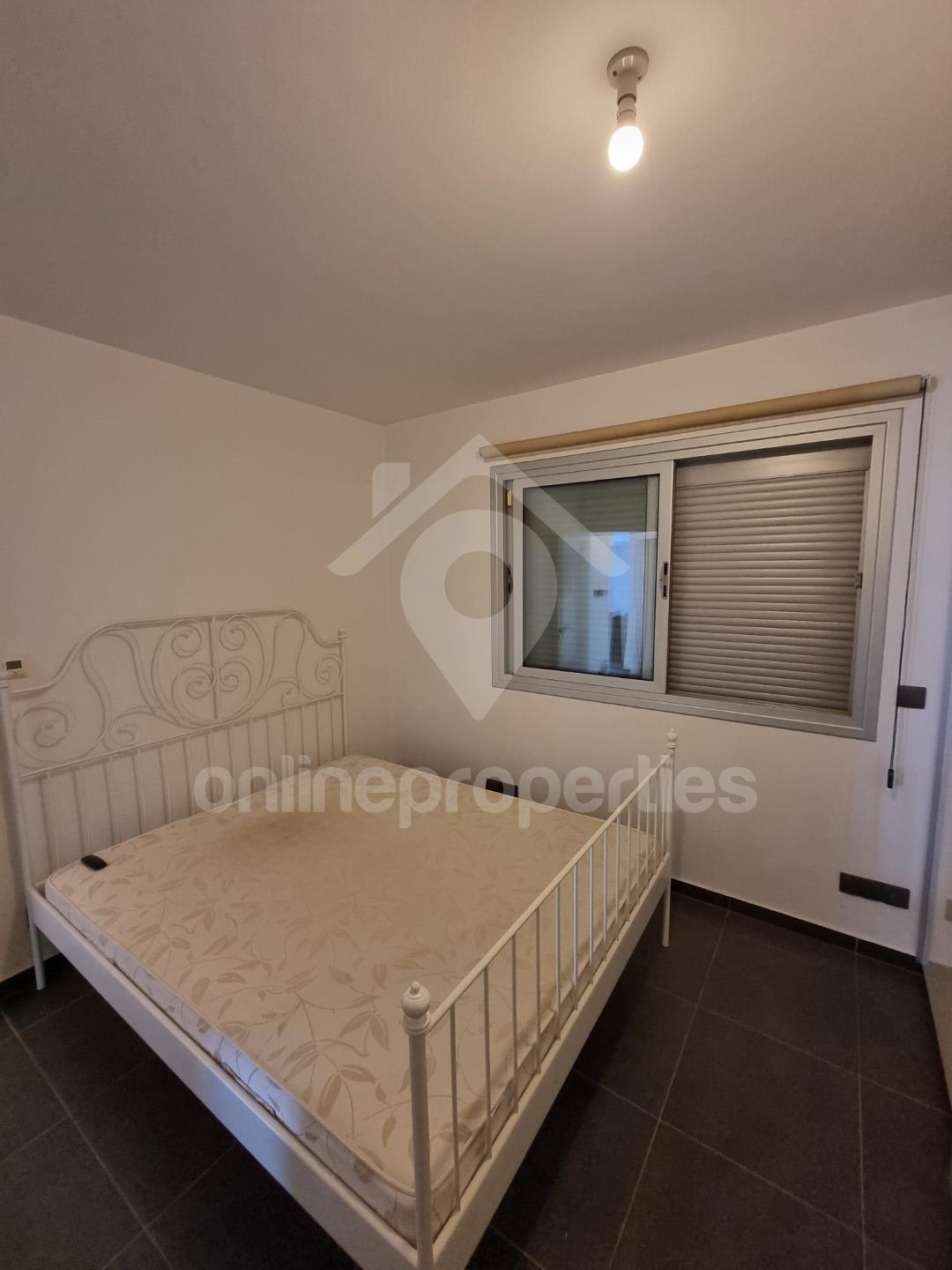 To change image, hover mouse over thumbnails below