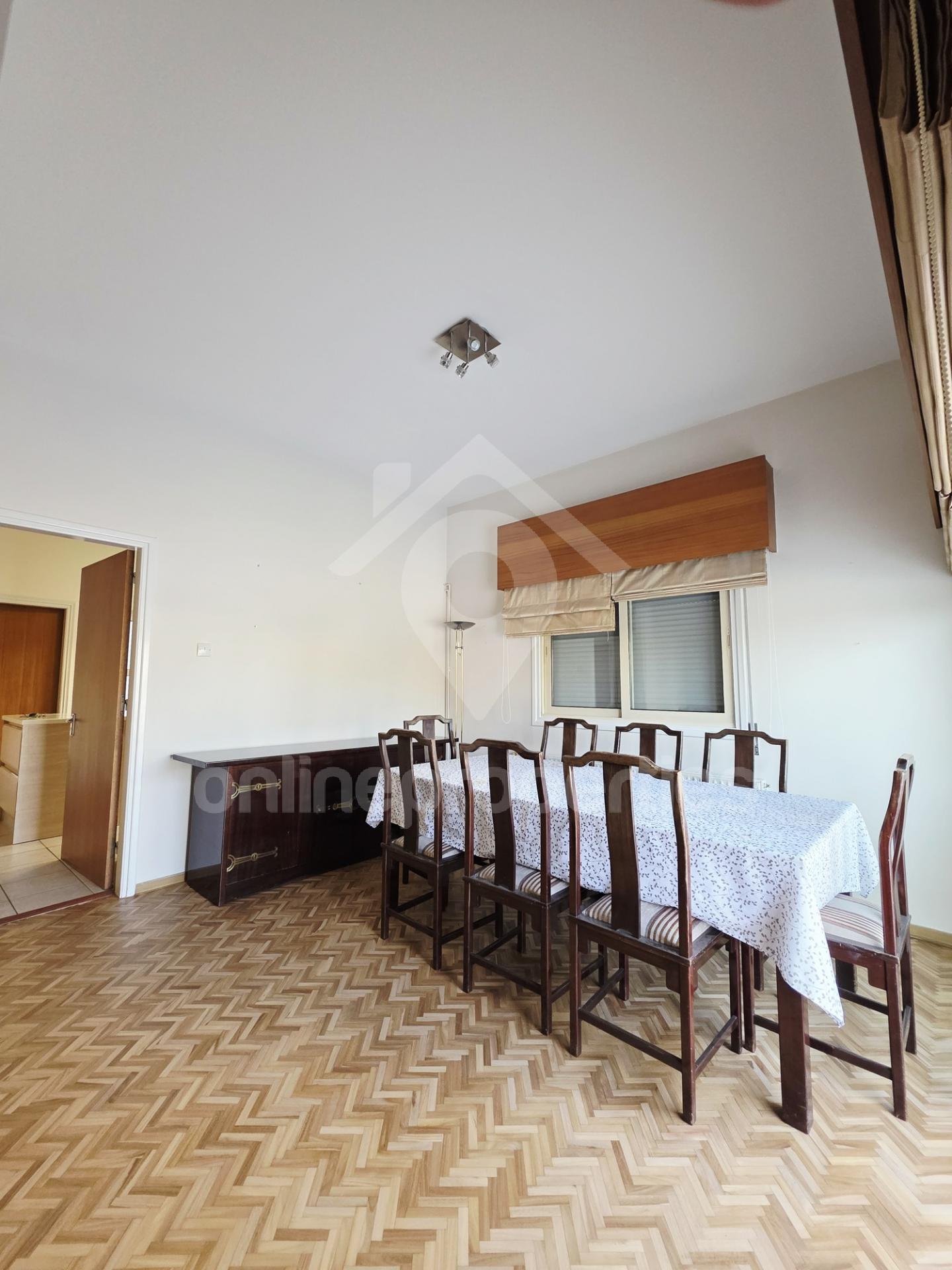 To change image, hover mouse over thumbnails below