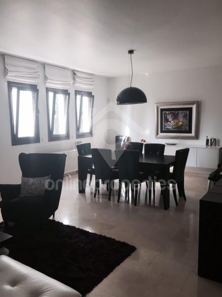 To change image, hover mouse over thumbnails below