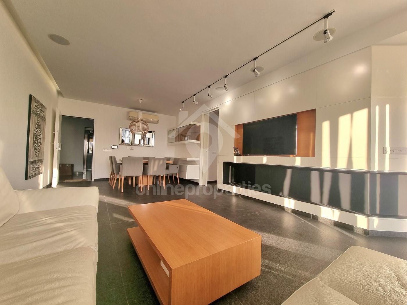 To change image, hover mouse over thumbnails below