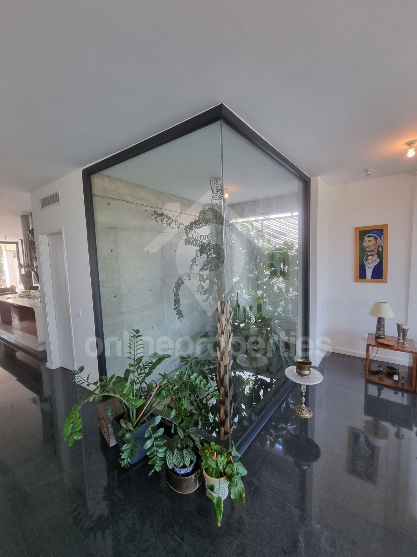 To change image, hover mouse over thumbnails below